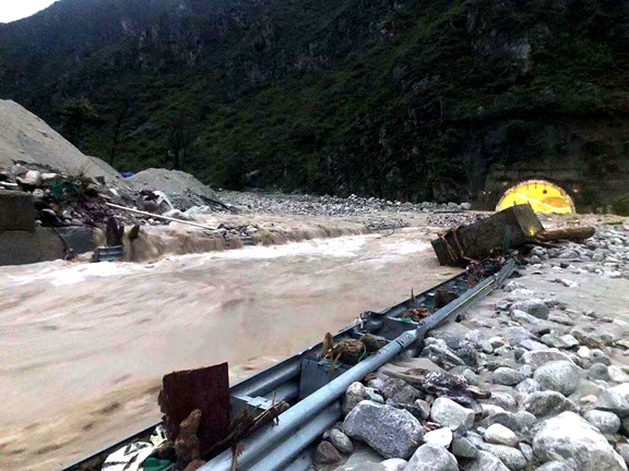 20200817都汶高速簇头沟发生泥石流灾害全线封闭实施交通管制 (1)_副本.jpg