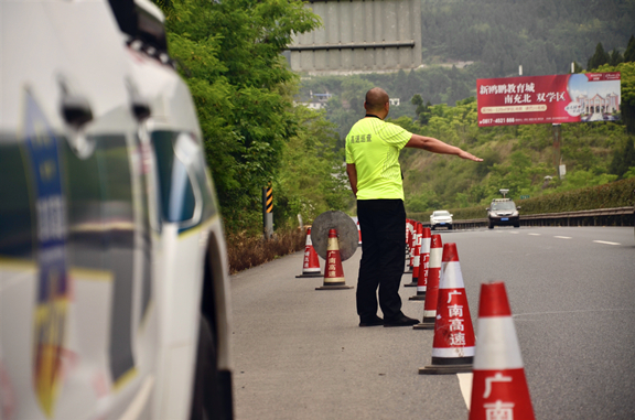 防震减灾 警钟长鸣——广南高速开展防震减灾应急抢险实战演练1.JPG 防震减灾 警钟长鸣——广南高速开展防震减灾应急抢险实战演练1.JPG