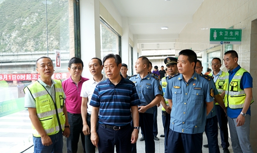 20190801川西公司党委书记、董事长刘宏检查指导映汶高速恢复收费工作1.jpg