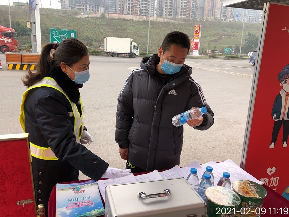 (公司新闻)20210209_公司副总经理刘诗文到宜宾东服务区检查2.jpg (公司新闻)20210209_公司副总经理刘诗文到宜宾东服务区检查2.jpg