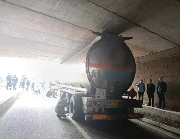 no93-成南公司联合一路四方快速响应处置成南高速烂泥堰桥下危化品罐装车卡桥事故(黄国利).jpg no93-成南公司联合一路四方快速响应处置成南高速烂泥堰桥下危化品罐装车卡桥事故(黄国利).jpg