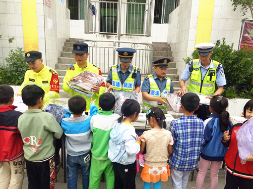 巴达高速“一路三方”联勤开展2020年 路政宣传月系列活动2_副本.jpg 巴达高速“一路三方”联勤开展2020年 路政宣传月系列活动2_副本.jpg