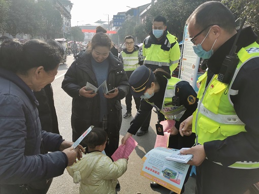 绵九公司路维巡逻队开展春节春运安全宣传-1.jpg