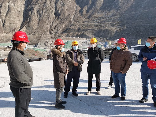 九寨沟县县长陶钢一行到九绵高速九寨沟段进行慰问-1.jpg