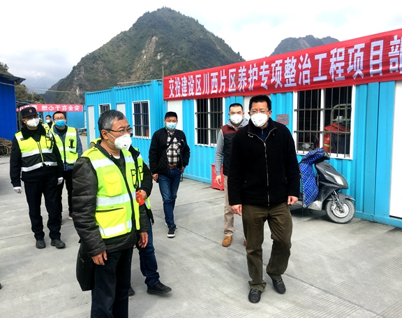 20200228川西公司党委副书记、总经理许金华检查公司疫情防控及复工复产工作 (1)_副本.jpg