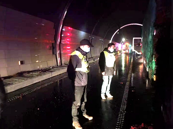 20210112 川西公司快速妥善处置隧道内车辆自燃事故_副本.jpg