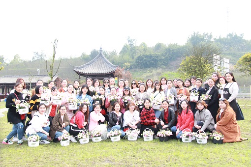 3.21南方公司工会开展“插花品香 雅致女人”主题活动-叙永管理处.JPG 3.21南方公司工会开展“插花品香 雅致女人”主题活动-叙永管理处.JPG