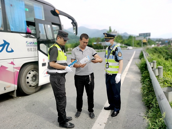 20200610都汶高速联合高速执法开展安全生产月宣传活动 (1)_副本.jpg