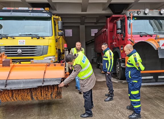 董总检查冬季安全照片2.jpg 董总检查冬季安全照片2.jpg