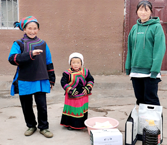 20200428川西公司参加川高公司“城乡党建、结对共建”暨党建联合扶贫活动_副本.jpg 20200428川西公司参加川高公司“城乡党建、结对共建”暨党建联合扶贫活动_副本.jpg