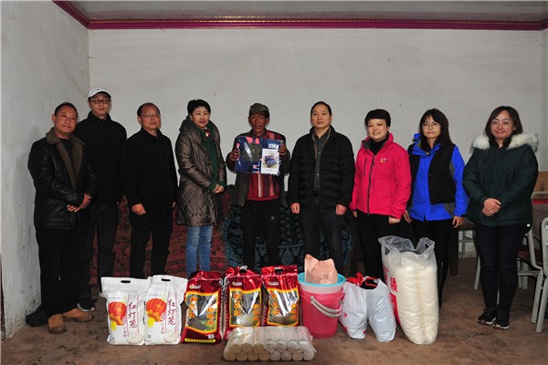 11.13+雅西公司党委书记、董事长张广洋带队赴昭觉开展精准扶贫工作 2.jpg 11.13+雅西公司党委书记、董事长张广洋带队赴昭觉开展精准扶贫工作 2.jpg