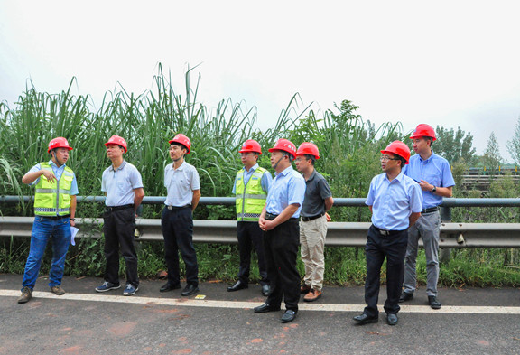 川高公司党委书记、董事长何刚一行赴广南公司调研2.JPG 川高公司党委书记、董事长何刚一行赴广南公司调研2.JPG