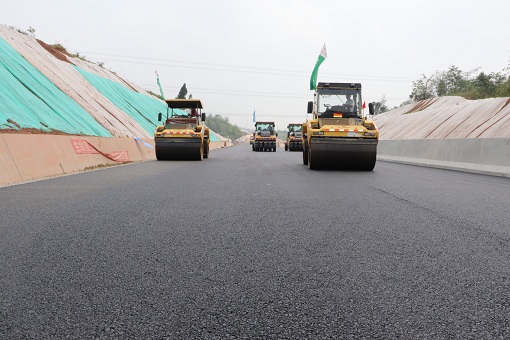 九绵高速公路江油段路面下面层开始摊铺.jpg 九绵高速公路江油段路面下面层开始摊铺.jpg