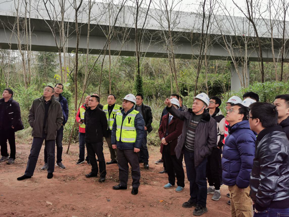 川高公司总工程师廖知勇查看独柱墩改造施工现场_副本.png