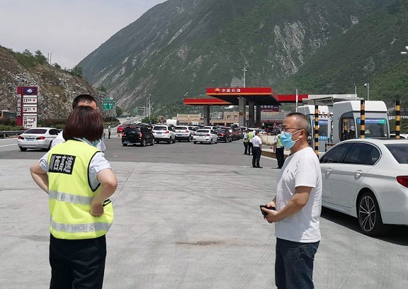 20200501川西公司党委委员、副总经理孙彬赴都汶高速检查指导恢复收费准备工作.jpg 20200501川西公司党委委员、副总经理孙彬赴都汶高速检查指导恢复收费准备工作.jpg