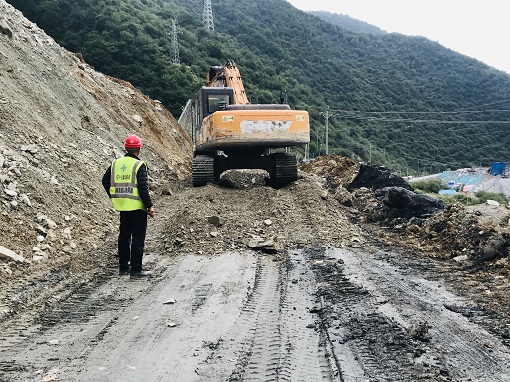 绵九公司参与道路抢险-2.jpg