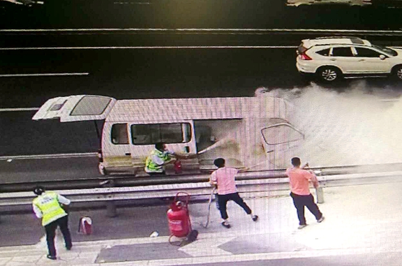 20200506川西公司成都绕城高速迅速反应及时处置车辆自燃事故_副本.jpg 20200506川西公司成都绕城高速迅速反应及时处置车辆自燃事故_副本.jpg