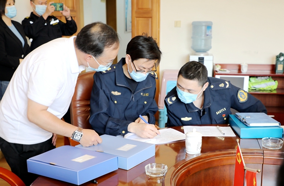 20200429厅高速公路交通执法第四支队到成都绕城高速开展节前安全检查 (2)_副本_副本.jpg 20200429厅高速公路交通执法第四支队到成都绕城高速开展节前安全检查 (2)_副本_副本.jpg