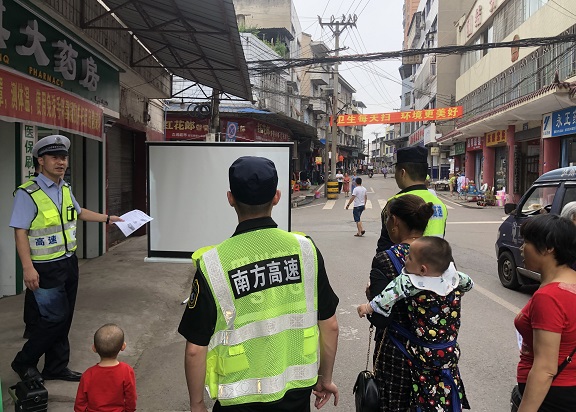 5.14隆纳高速“一路三方”联合开展“路政宣传月”交通安全宣传活动1.jpg
