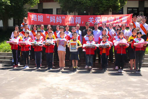 广南高速“路姐妈妈”信箱启动仪式1.jpg 广南高速“路姐妈妈”信箱启动仪式1.jpg