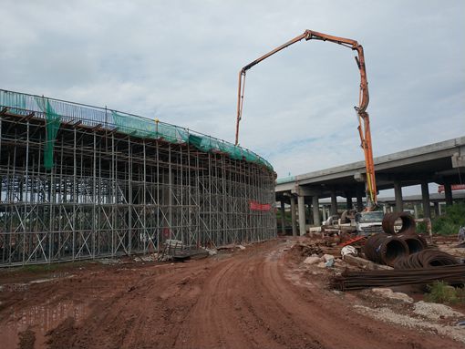 正在浇筑_副本.jpg 正在浇筑_副本.jpg