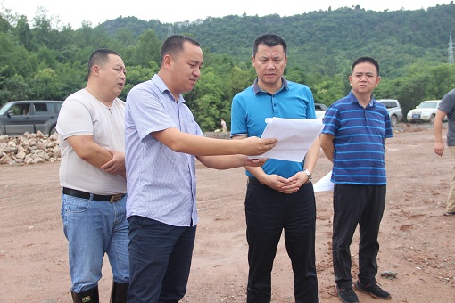 江油市副市长李海一行到九绵高速公路32合同段检查指导工作1.JPG 江油市副市长李海一行到九绵高速公路32合同段检查指导工作1.JPG