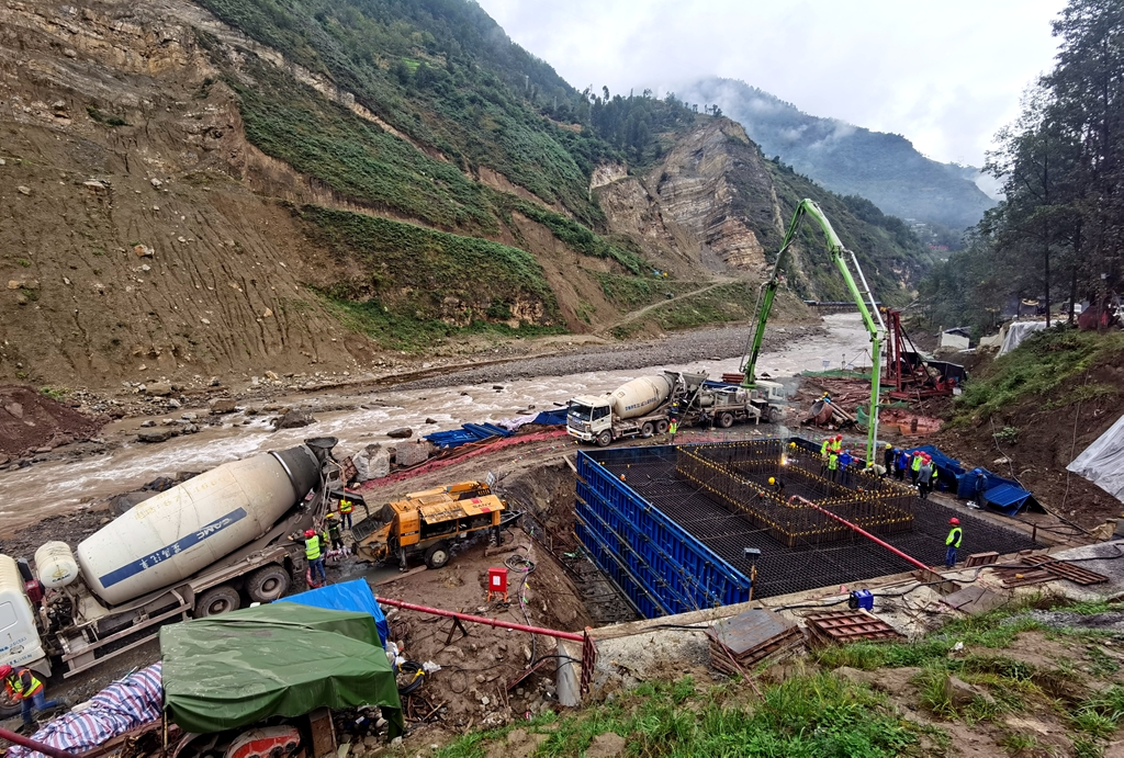 乐西高速s2-1标段美姑河三号桥首个承台顺利浇筑_副本.jpg 乐西高速s2-1标段美姑河三号桥首个承台顺利浇筑_副本.jpg