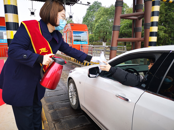 4.3川南公司-自贡收费站开展青年志愿者活动,为过往车辆提供开水服务_副本.jpg 4.3川南公司-自贡收费站开展青年志愿者活动,为过往车辆提供开水服务_副本.jpg