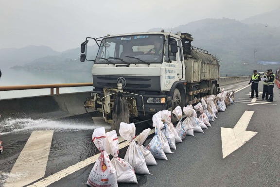 20201023川西公司组织开展都汶高速庙子坪岷江大桥2020年突发环境事件应急演练_Fotor.jpg