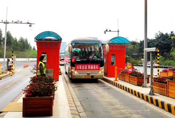 20200407成都绕城高速列队欢迎四川最后一批援鄂医疗卫生队回家1.jpg 20200407成都绕城高速列队欢迎四川最后一批援鄂医疗卫生队回家1.jpg