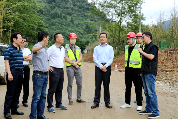 20200911集团公司党委书记、董事长冯文生赴都汶高速调研都汶龙池段车路协同测试场开元棋牌工作 (2)_副本.jpg