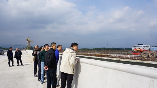 川高公司党委书记、董事长何刚一行赴九绵高速项目通车段检查指导工作 -2.jpg