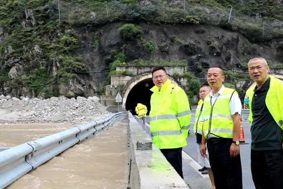 20200812川西公司党委委员、纪委书记黄晟赴都汶高速指导防汛工作 (1)_副本.jpg