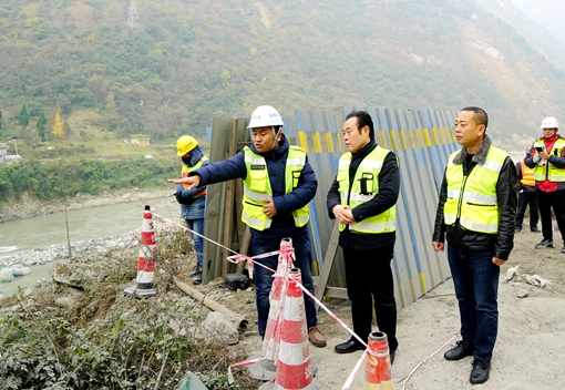 20191204川西公司党委书记、董事长刘宏检查都汶高速恢复重建和交通分流相关工作 (1)_副本.jpg