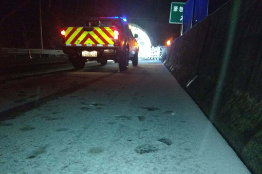 2.18+①(510)冕宁管理处迅速反应除冰除雪保畅通_副本.jpg 2.18+①(510)冕宁管理处迅速反应除冰除雪保畅通_副本.jpg