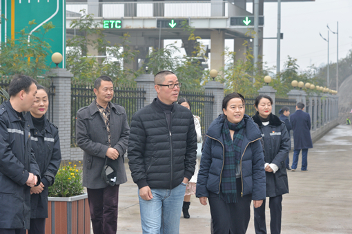 (公司新闻)12.12_机场收费站职工小家顺利通过川高公司工会考核验收组检查1_副本.jpg (公司新闻)12.12_机场收费站职工小家顺利通过川高公司工会考核验收组检查1_副本.jpg