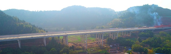 副本1.成资渝高速老房子大桥左右幅T梁架设完毕.jpg 副本1.成资渝高速老房子大桥左右幅T梁架设完毕.jpg