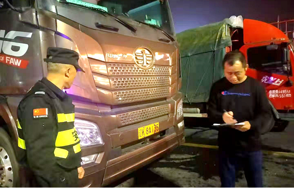 20201116川西公司开展防治服务区偷盗车俩油料专项行动_副本.png 20201116川西公司开展防治服务区偷盗车俩油料专项行动_副本.png