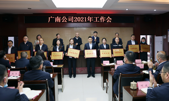 颁奖.jpg 颁奖.jpg