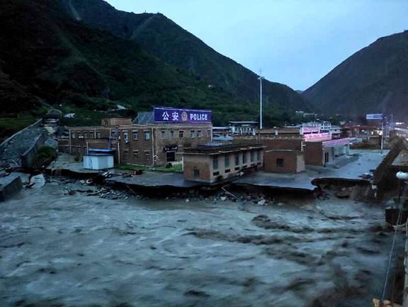 20200817都汶高速簇头沟发生泥石流灾害全线封闭实施交通管制 (3)_副本.jpg