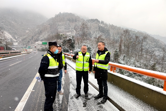 20200107川西公司党委委员、副总经理孙彬督导都汶高速冬季交通安全工作 (2)_副本.jpg