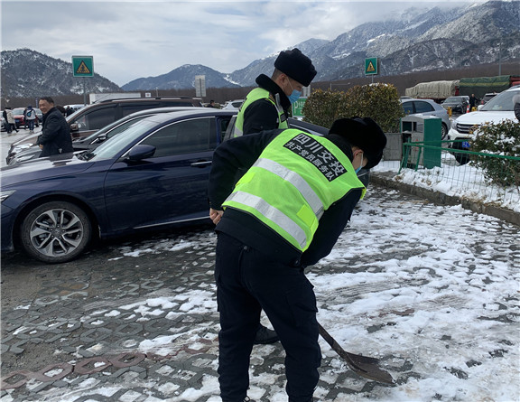 3-党旗飘扬在清障队 2_副本.jpg 3-党旗飘扬在清障队 2_副本.jpg