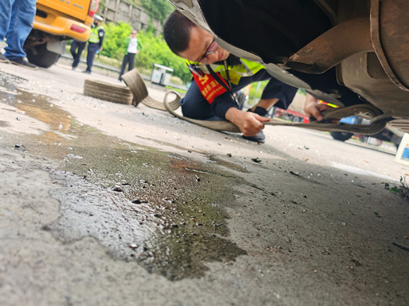 初心不改 保通保畅--广南高速清排障中队及时施救停车区事故车辆1.jpg 初心不改 保通保畅--广南高速清排障中队及时施救停车区事故车辆1.jpg