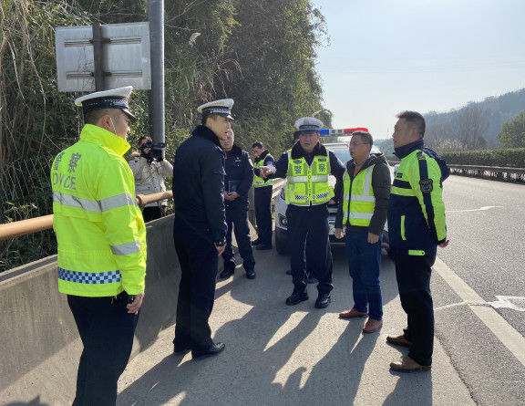 no44-成南公司联合多方全面启动沿线隔离网偷盗行为治理行动(唐成).jpg no44-成南公司联合多方全面启动沿线隔离网偷盗行为治理行动(唐成).jpg