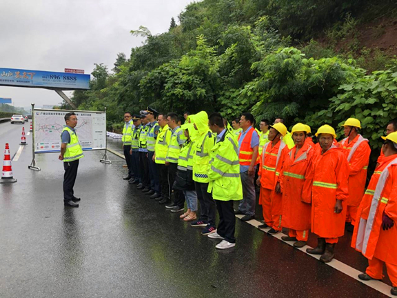 G75兰海高速广南段组织开展2020年汛期应急抢险演练1.jpg G75兰海高速广南段组织开展2020年汛期应急抢险演练1.jpg