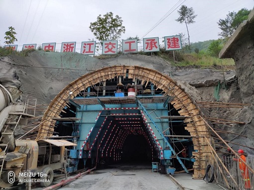 九绵高速LJ23合同段五里坡隧道左洞首模二衬顺利浇筑.jpg 九绵高速LJ23合同段五里坡隧道左洞首模二衬顺利浇筑.jpg