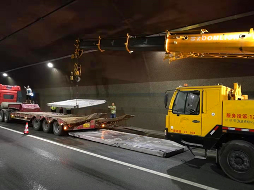 广南高速党员突击队成功救援抛锚货车2.jpg 广南高速党员突击队成功救援抛锚货车2.jpg