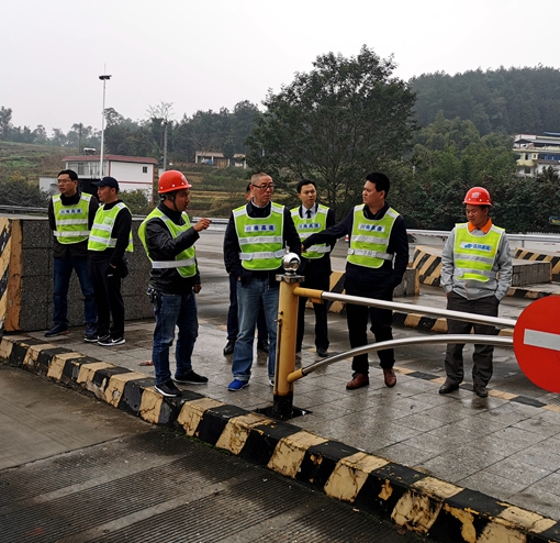 公司党委副书记、副总经理王淑元检查指导四川(冠英)省界收费站拆除工作2.jpg 公司党委副书记、副总经理王淑元检查指导四川(冠英)省界收费站拆除工作2.jpg