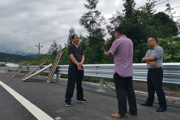 党委书记、董事长张广洋检查汛期施工安全生产工作情况 1(内容).jpg 党委书记、董事长张广洋检查汛期施工安全生产工作情况 1(内容).jpg