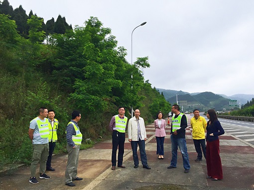 5.14厅高管局总工程师张敏调研纳黔高速长陡下坡及桥梁安全防护工作.jpg 5.14厅高管局总工程师张敏调研纳黔高速长陡下坡及桥梁安全防护工作.jpg